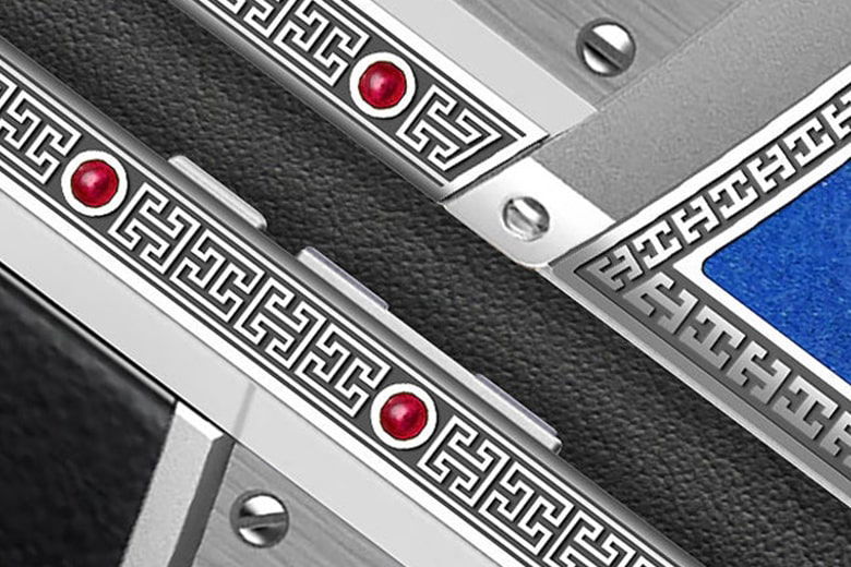 Vertu Signature V Thang-Ga VAIROCHANA 4 Điện thoại Vertu Signature V Thang-Ga VAIROCHANA cũng giống như những các thiết bị Vertu khác, sản phẩm trước khi xuất xưởng đều phải trải qua quá trình kiểm tra nghiêm ngặt