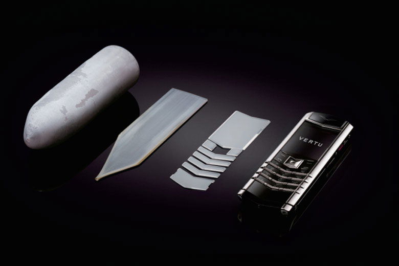 Vertu Signature V Pure Black Lizard Red 12 Nguyên liệu chế tác mang đến sự đẳng cấp