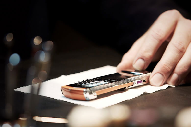 Vertu Signature V Thang-Ga VAIROCHANA 7 Màn hình của điện thoại Signature VAIROCHANA mang tấm nền TFT LCD với độ lớn 2 inch