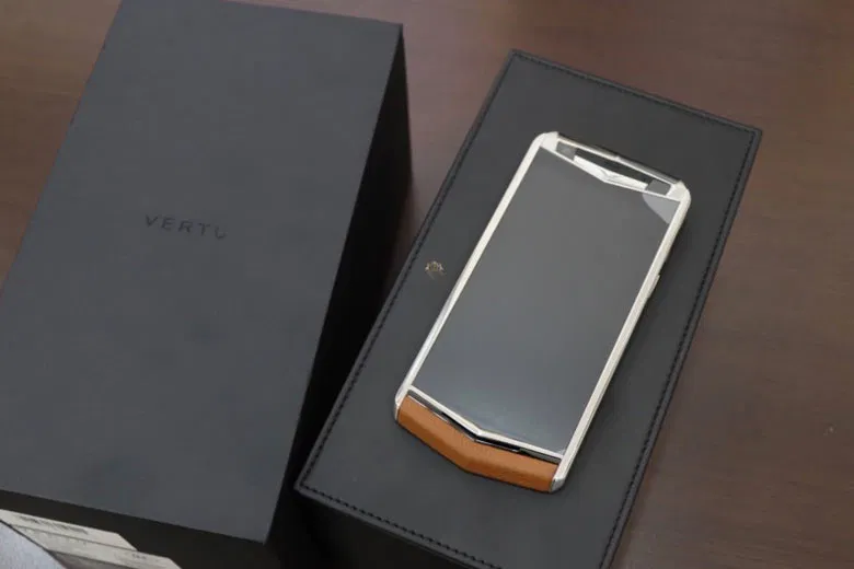 Vertu Aster P Baroque Calf 3 Thiết kế Aster P Baroque Calf Caramel Brown