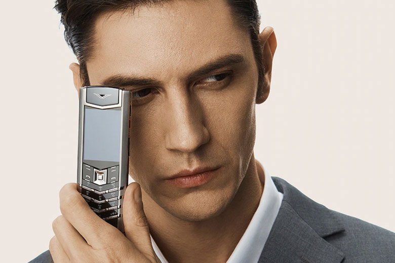 Vertu Signature V Pure Black Lizard Red 14 Dịch vụ hỗ trợ nhanh chóng, tiện lợi