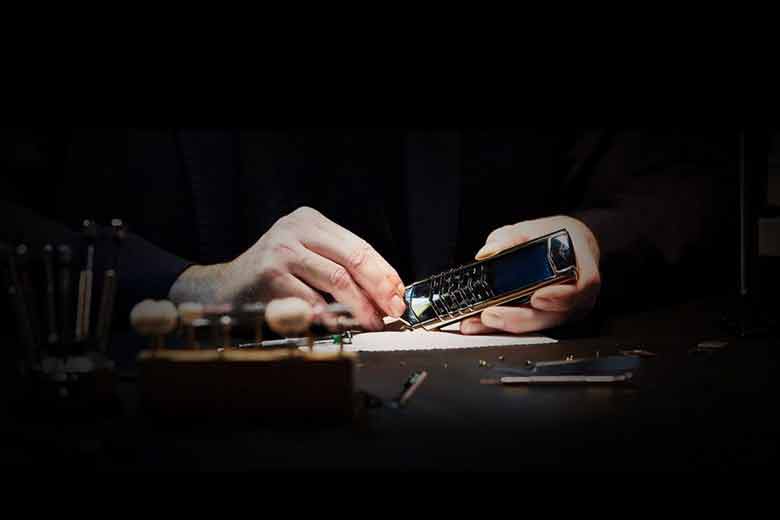 Vertu Signature V Thang-Ga AVALOKITESVARA 4 Vẻ bề ngoài làm tôn lên sự sang trọng, đẳng cấp cho người dùng