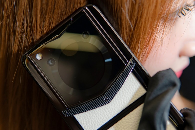 Vertu Iron Flip camera 50MP với AI nâng cao