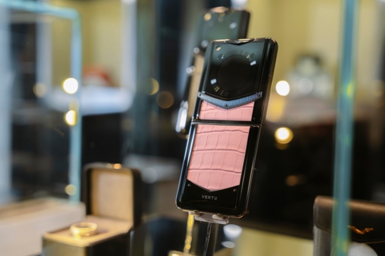 Vertu Iron Flip mua tại đơn vị chất lượng