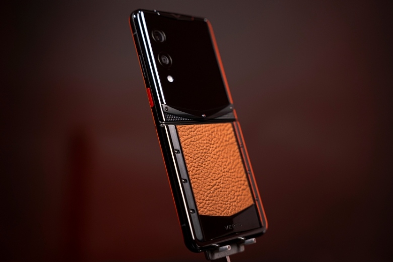 Vertu Quantum Flip thiết kế gập titan cao cấp